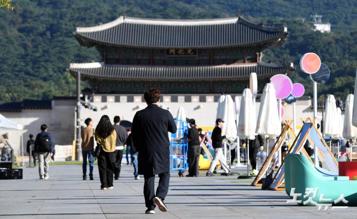 코트 입은 가을아침 출근길