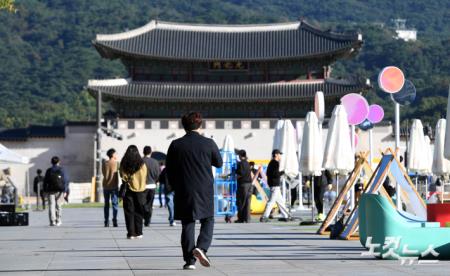 코트 입은 가을아침 출근길