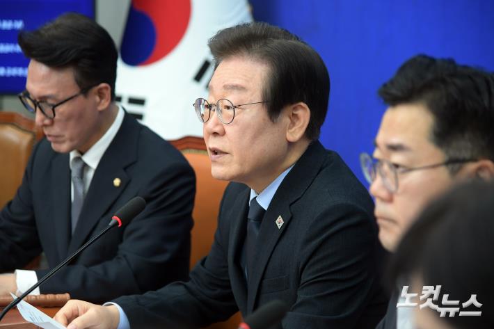 더불어민주당 이재명 대표가 4일 서울 여의도 국회에서 열린 최고위원회의에서 모두발언을 하고 있다.