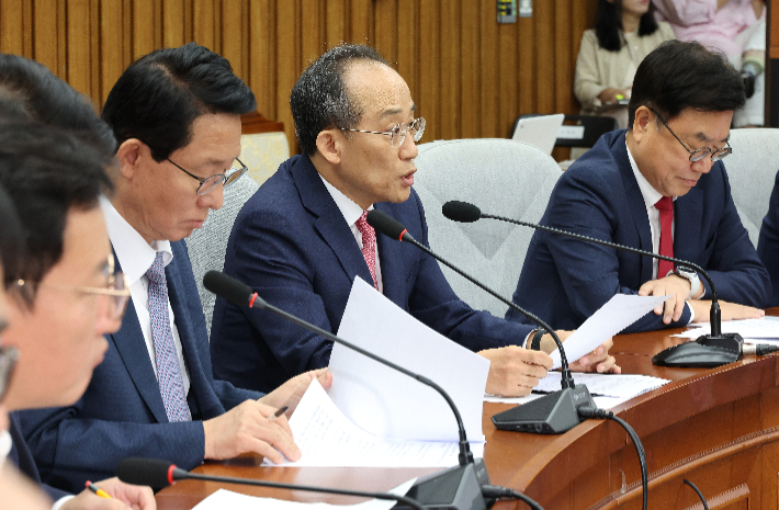 국민의힘 추경호 원내대표(가운데)가 4일 오전 국회에서 열린 원내대책회의에서 발언하고 있다. 연합뉴스