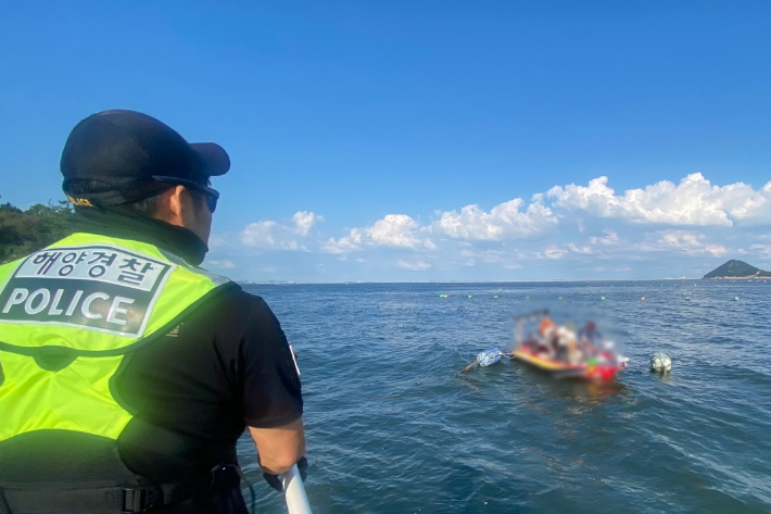 군산해경이 지난달 28일 레저보트 추진기 가손상 됐다는 신고를 접수하고 출동하고 있다. 군산해경 제공