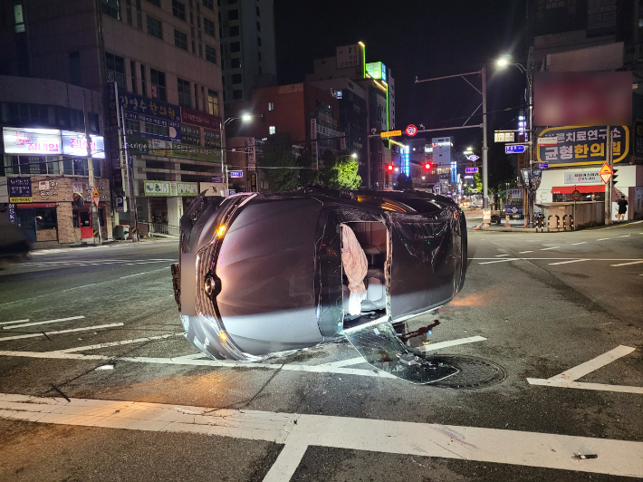 4일 부산 남구 대연동의 한 도로에서 60대 남성이 몰던 승용차가 변압기를 들이받은 후 전복됐다. 부산경찰청 제공 