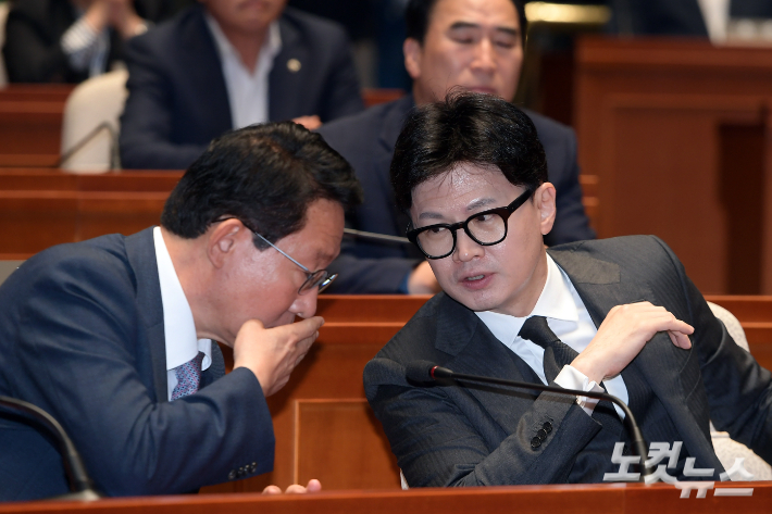 국민의힘 한동훈 대표와 김상훈 정책위의장이 4일 서울 여의도 국회에서 열린 의원총회에서 대화를 하고 있다. 윤창원 기자