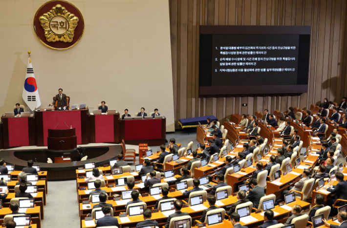 4일 오후 열린 국회 본회의에서 윤석열 대통령의 재의 요구로 국회로 돌아온 '김건희 여사 특검법'과 '채상병 특검법', 지역화폐법(지역사랑상품권이용활성화법) 개정안 등 3개 법안이 상정 되고 있다. 연합뉴스