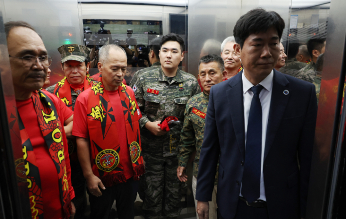 해병대 예비역 연대 회원들이 4일 오후 국회에서 열린 본회의에서 '채상병 특검법'이 세 번째 재표결에서 부결되자 무거운 표정으로 회의장을 나서고 있다. 연합뉴스