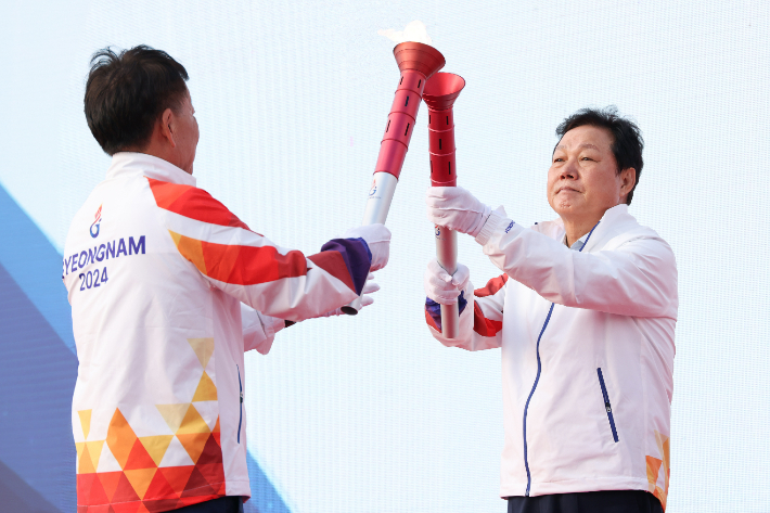 전국체전(장애인체전) 성화 인계. 경남도청 제공 