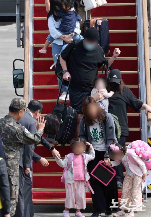 서울공항 도착한 레바논 체류 국민들