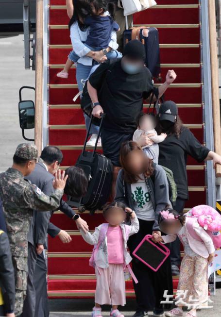 서울공항 도착한 레바논 체류 국민들