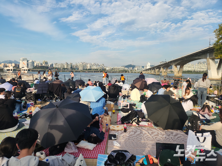 5일 오후 '서울세계불꽃축제 2024'가 열리는 서울 여의도 한강공원에 관람객들이 불꽃축제 시작을 기다리고 있다. 박성은 기자