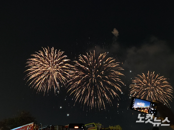 2024 서울세계불꽃축제가 열린 5일 아름다운 불꽃을 담는 시민들. 박성은 기자