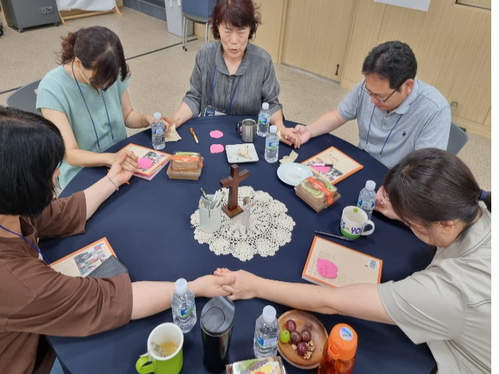 교육 과정 중 조별 기도 모습. 강자경 사모 제공