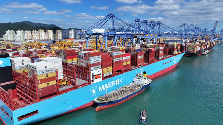 부산항에서 지난 4일 국내 최초 메탄올 벙커링 하역 동시작업을 성공했다. 부산항만공사 제공