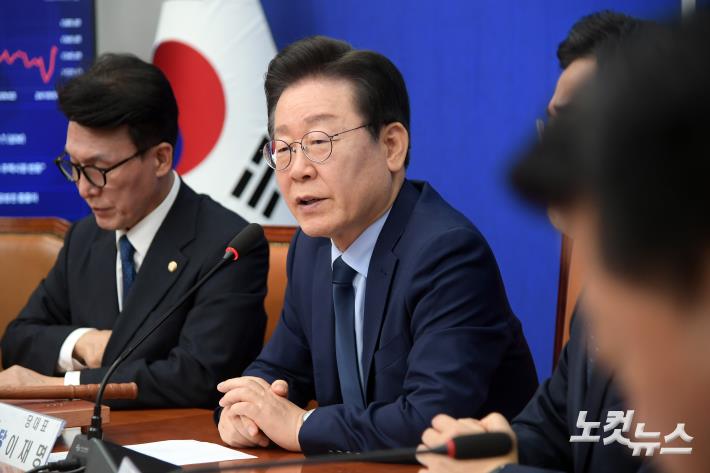 발언하는 이재명 대표