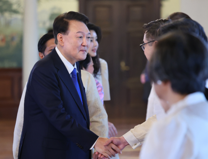 필리핀을 국빈 방문한 윤석열 대통령이 7일 오전(현지시간) 필리핀 마닐라 말라카냥 대통령궁에서 열린 공식환영식에서 페르디난드 마르코스 필리핀 대통령의 수행원들과 인사하고 있다. 연합뉴스