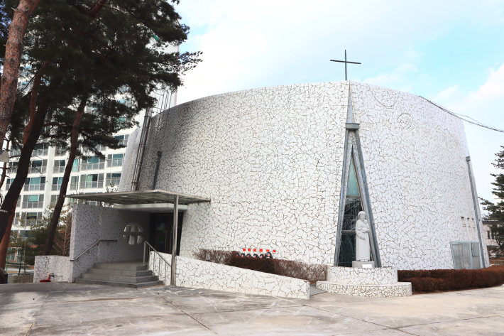 초당 성요셉 성당 전경. 강릉아트센터 전경. 하슬라국제예술제 제공