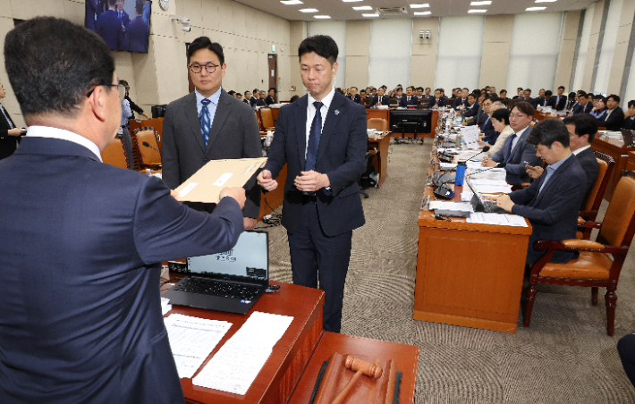 7일 오전 열린 국회 행정안전위원회의 행정안전부, 인사혁신처 등의 국정감사에서 더불어민주당 소속 신정훈 위원장이 대통령 관저 불법증축 및 구조공사와 관련한 증인인 김태영·이승만 21그램 대표를 출석시키기 위한 동행명령장을 발부하고 있다. 연합뉴스 