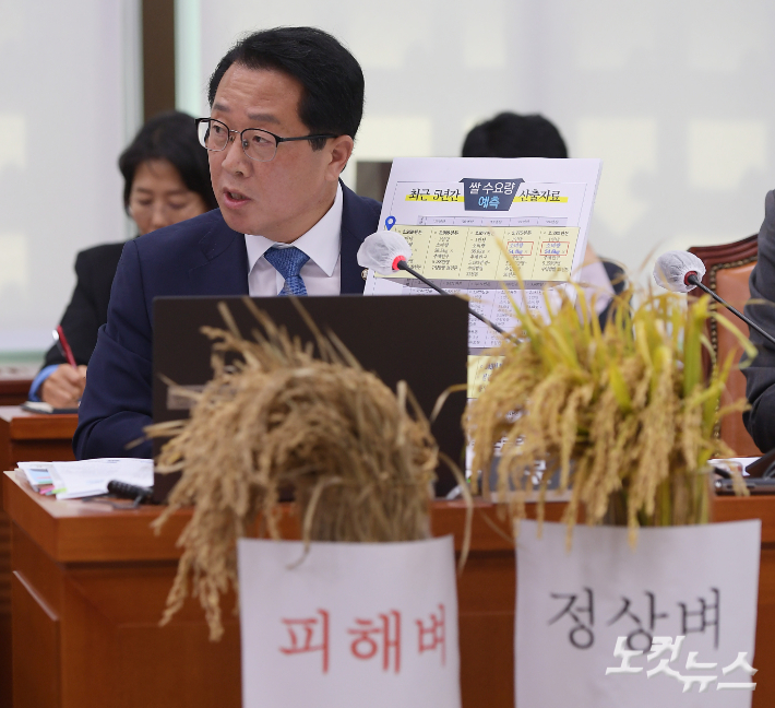 더불어민주당 문금주 의원이 7일 서울 여의도 국회에서 열린 농림축산식품해양수산위원회의 농림축산식품부에 대한 국정감사에서 벼멸구 피해와 관련 피해벼와 정상벼를 국감장에서 보이며 질의를 하고 있다. 윤창원 기자