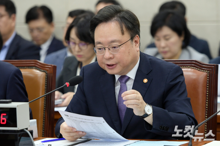 복지장관 "의대교육 단축 검토, 사전협의無…質저하 없을 것"