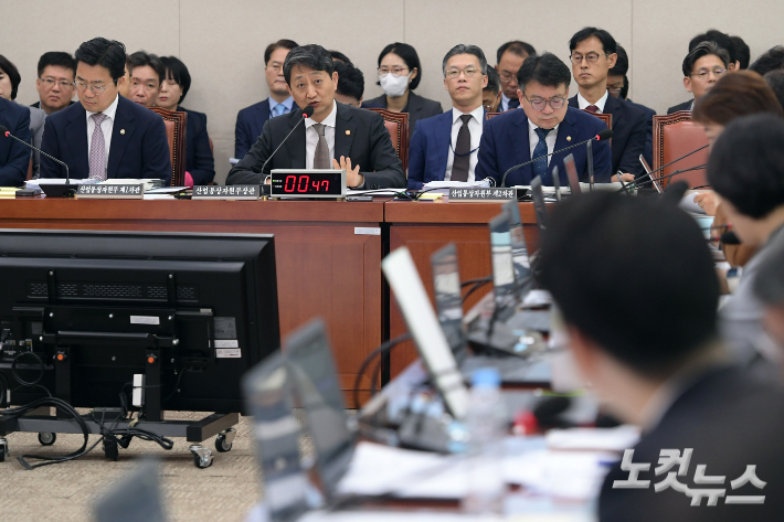 안덕근 산업통상자원부 장관이 7일 서울 여의도 국회에서 열린 산업통상자원중소벤처기업위원회의 산업통상자원부에 대한 국정감사에서 의원 질의에 답변을 하고 있다. 윤창원 기자