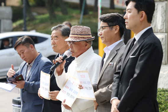 김건희 여사 명품 가방 무혐의 관련 항고장 접수 기자회견. 연합뉴스