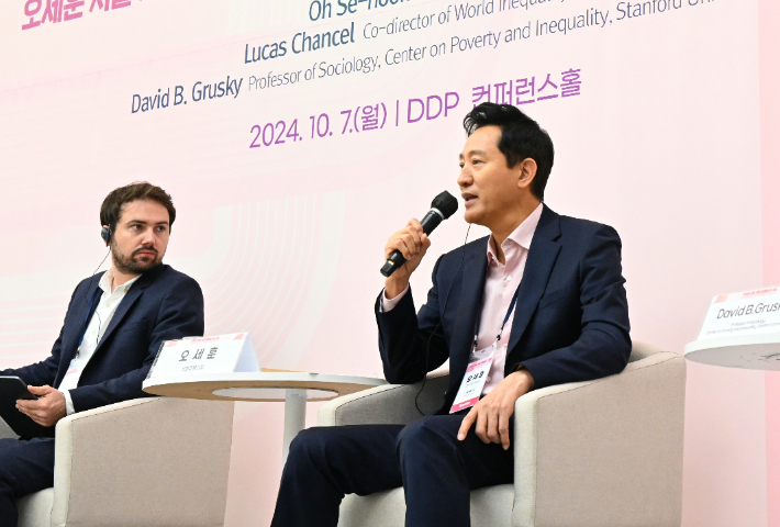 2024 서울 국제 디딤돌소득 포럼 특별대담에서 발언하고 있는 오세훈 서울시장. 서울시 제공
