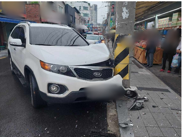 부산에서 무면허 상태로 차를 몰다가 전봇대를 들이받은 뒤 달아난 30대 남성이 경찰에 붙잡혔다. 부산 동래경찰서 제공