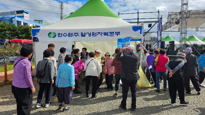 월성본부 홍보부스를 찾은 주민들. 월성본부 제공