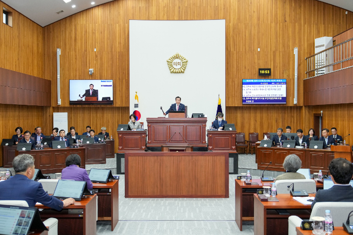 경주시의회 임활 부의장이 임시회 본회의를 진행하고 있다. 경주시의회 제공