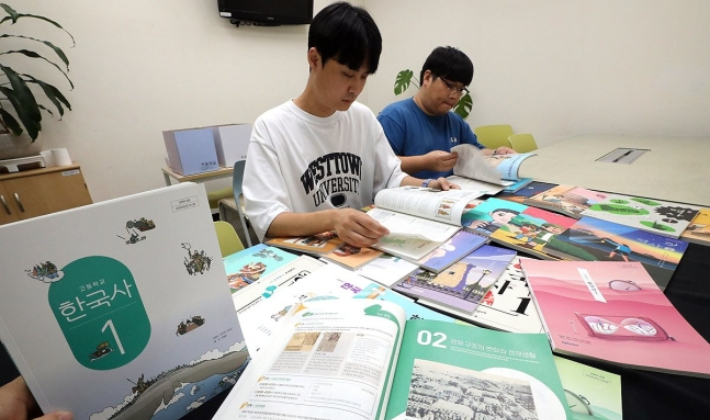 새 교육과정(2022개정 교육과정) 적용으로 내년부터 학교 현장에서 사용할 새 중학교 역사·고등학교 한국사 교과서의 검정 결과가 공개됐다. 연합뉴스