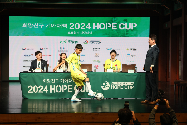 에콰도르 선수 대표가 박문성 축구 해설위원과 퍼포먼스를 선보이고 있다.