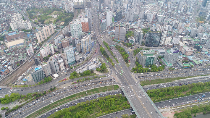 고가차로와 6갈래 교차로로 복잡한 영등포로터리. 서울시 제공 