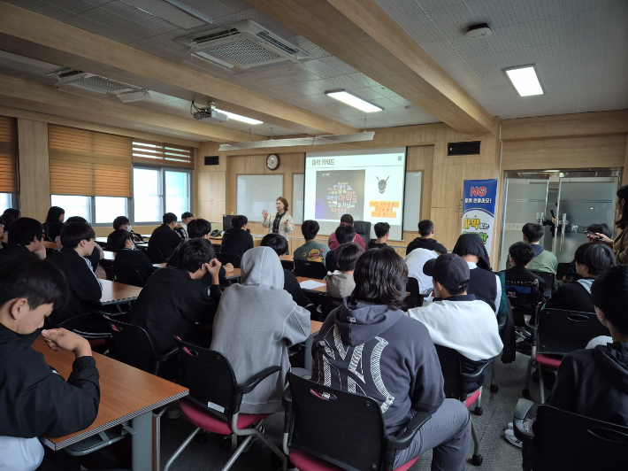 경주시보건소가 지난 7일 경주 안강전자고등학교에서 마약류 중독 예방 교육을 열고 있다. 경주시 제공