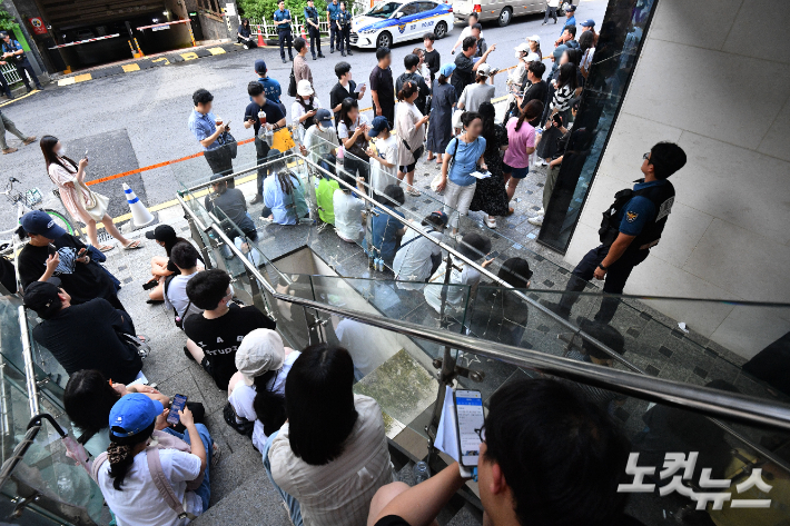 서울 강남구 신사동 티몬 신사옥에 피해자들이 줄을 길게 서고 있다. 류영주 기자