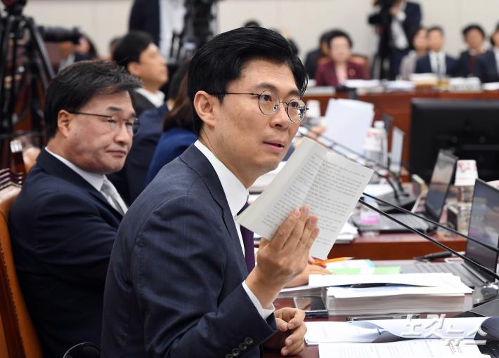 발언하는 조정훈 의원