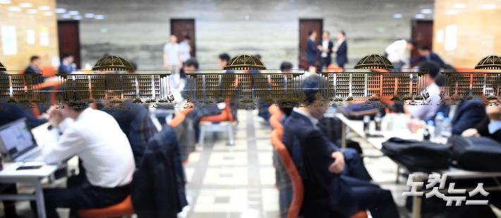 대기장소에 위치한 피감기관 관계자들