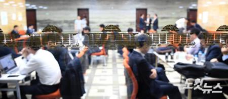 대기장소에 위치한 피감기관 관계자들