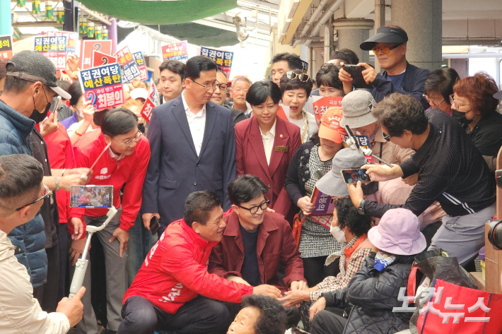 한동훈 국민의힘 대표와 최봉의 곡성군수 후보가 곡성기차마을전통시장에서 유권자들을 만나고 있다. 박요진 기자