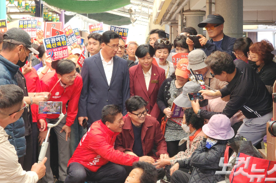 한동훈 국민의힘 대표와 최봉의 곡성군수 후보가 곡성기차마을전통시장에서 유권자들을 만나고 있다. 박요진 기자