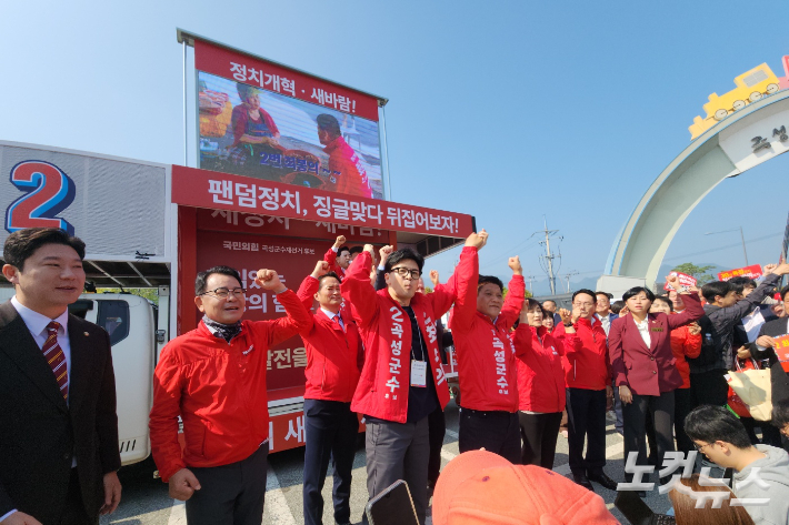 한동훈 국민의힘 대표가 8일 오전 전남 곡성군 곡성기차마을전통시장을 찾아 유권자들에게 최봉의 곡성군수 후보에 대한 지지를 호소했다. 박요진 기자