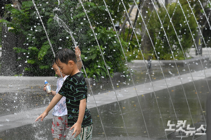 서울에 사상 첫 '9월 폭염경보'가 내려진 11일 서울 광화문광장에서 어린이들이 더위를 식히고 있다. 박종민 기자