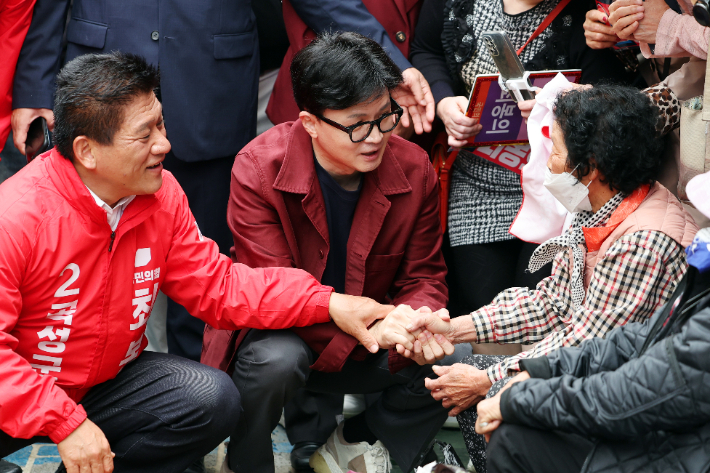 8일 오전 전남 곡성기차마을전통시장 앞에서 국민의힘 한동훈 대표가 10·16 곡성군수 재선거에 출마한 최봉의 후보의 유세를 지원하고 있다. 연합뉴스