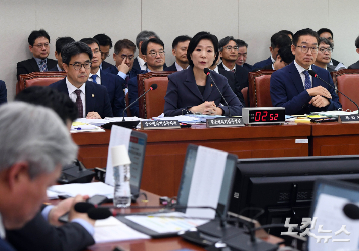 오영주 중소벤처기업부 장관이 8일 오전 국회 산업통상자원중소벤처기업위원회 중소벤처기업부 등에 대한 국정감사에 출석해 질의에 답하고 있다. 황진환 기자