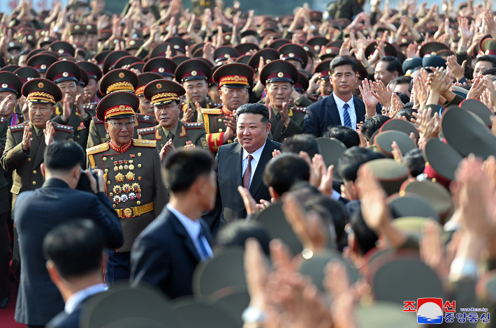 북한 김정은 국방위원장이 7일 창립 60주년을 맞이한 김정은국방종합대학을 축하방문하고 연설을 했다고 조선중앙통신이 8일 보도했다. 연합뉴스