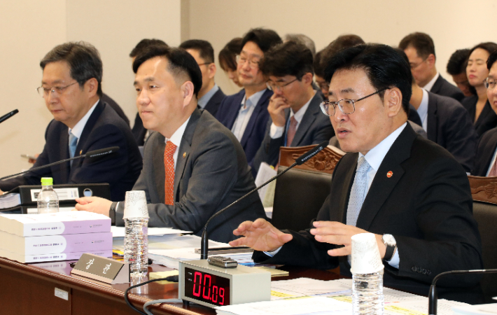 유상임 과학기술정보통신부 장관이 8일 오전 정부세종청사에서 열린 국회 과학기술정보방송통신위 국정감사에서 위원들의 질의에 답하고 있다. 연합뉴스 