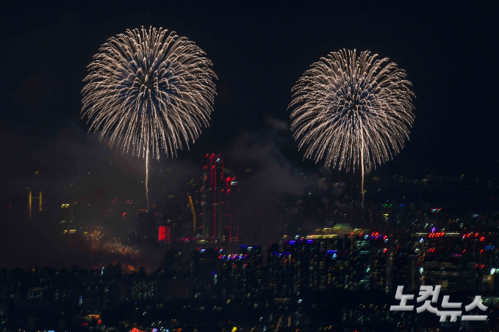 2024 서울세계불꽃축제가 열린 5일 아름다운 불꽃이 서울 밤하늘을 수놓고 있다. 박종민 기자