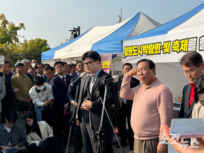 (왼쪽) 국민의힘 한동훈 당대표가 8일 오후 세종시청 앞 천막에서 단식 농성 중인 최민호 세종시장(오른쪽)을 격려 방문했다. 김미성 기자