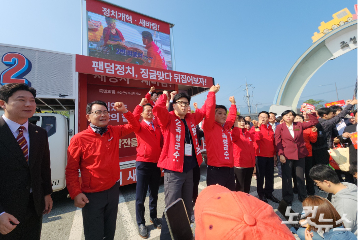 한동훈 국민의힘 대표가 8일 오전 전남 곡성군 곡성기차마을전통시장을 찾아 유권자들에게 최봉의 곡성군수 후보에 대한 지지를 호소했다. 박요진 기자