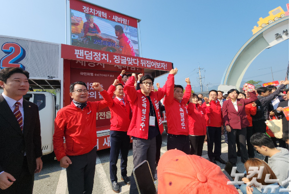 한동훈 국민의힘 대표가 8일 오전 전남 곡성군 곡성기차마을전통시장을 찾아 유권자들에게 최봉의 곡성군수 후보에 대한 지지를 호소했다. 박요진 기자