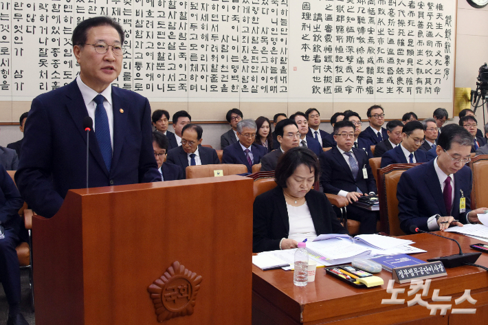 박성재 법무부 장관이 8일 서울 여의도 국회에서 열린 법제사법위원회의 법무부, 대한법률구조공단 등에 대한 국정감사에서 업무보고를 하고 있다. 윤창원 기자