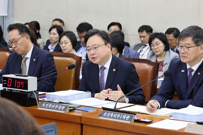 조규홍 보건복지부 장관이 7일 서울 여의도 국회에서 열린 보건복지위원회의 국정감사에서 더불어민주당 서미화 의원의 질의에 답하고 있다. 연합뉴스